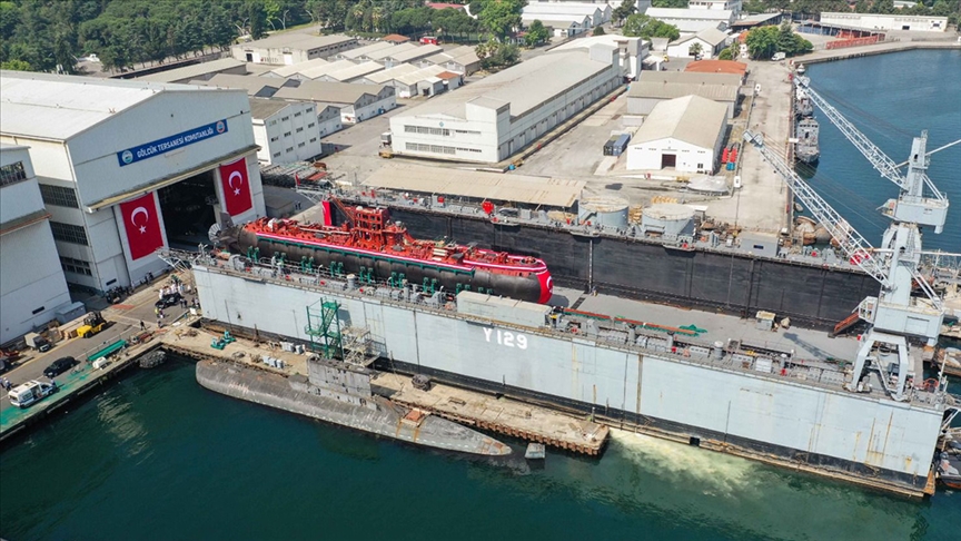 Yapım ve donatımı süren "TCG MURATREİS" denizaltısı yüzer havuza çekildi