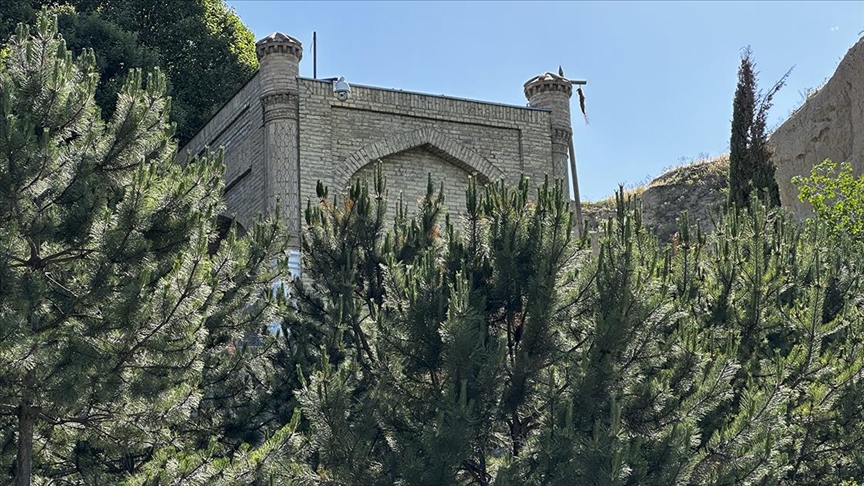 Semerkant'taki "Danyal Peygamber'in makamına" gelenleri sincaplar karşılıyor