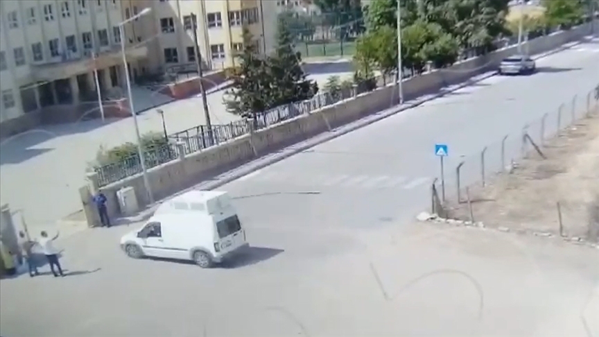 Mardin'de sınav giriş belgesini unutan öğrenciyi YKS'ye polis yetiştirdi