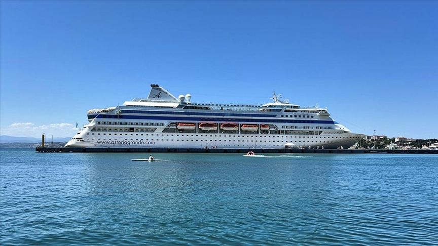 Panama bandıralı kruvaziyer "Astoria Grande" 823 yolcusuyla Sinop'a geldi