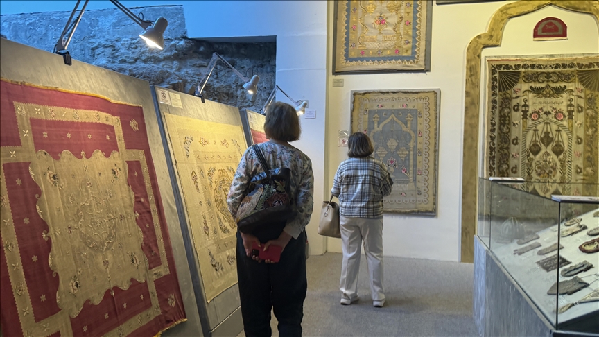 "Aşkla Düğümlenen Sanat: Türk Halıları" ve "Osmanlı Dönemi Suriye Lübnan Dokumaları" sergileri açıldı