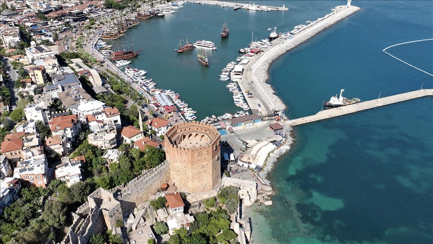 Turska Alanya dočekuje posjetioce tirkiznim morem i bogatom istorijom