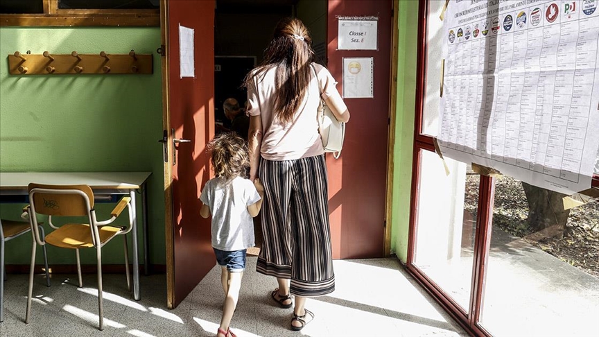 Avrupa'da halk Avrupa Parlamentosu seçimleri için sandık başında