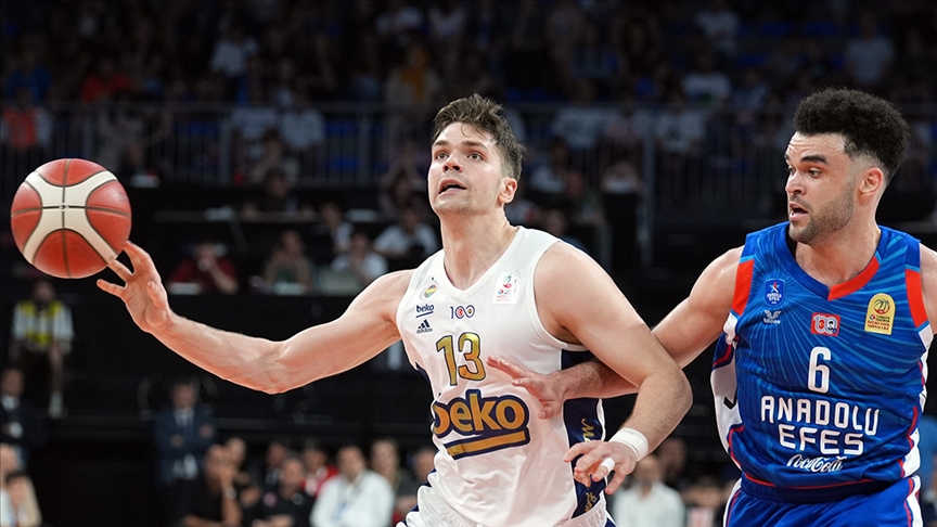Fenerbahçe Beko şampiyonluk, Anadolu Efes seriyi uzatmak için sahaya çıkıyor