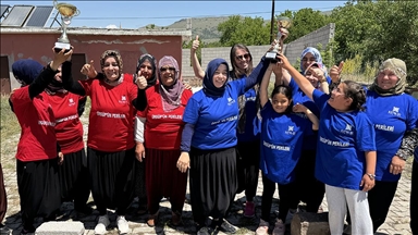 Nevşehir'de köylü kadınlar kurdukları yarış parkurunda eğleniyor