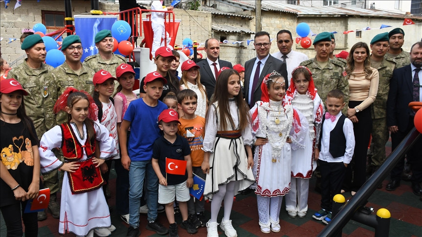 Kosovo: Turski vojnici izgradili školsko igralište za decu opštine Dragaš