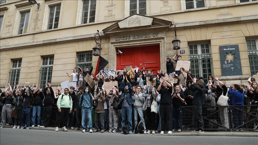 French students protest far-right victory in European elections