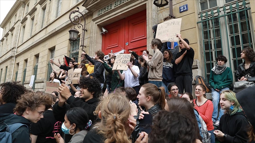 Fransa'da lise öğrencileri, AP seçimlerinde aşırı sağın güçlenmesini protesto etti