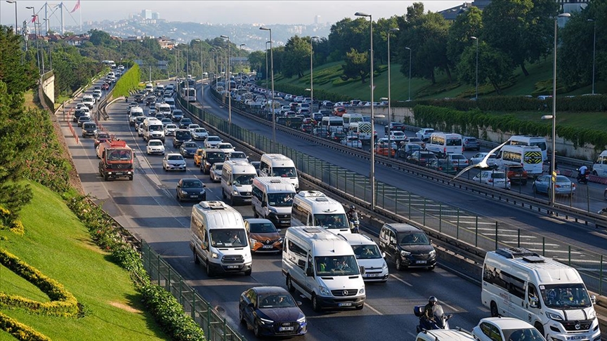 İstanbul'da haftanın ilk iş gününde trafik yoğunluğu yaşanıyor