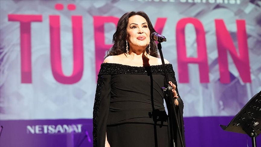 Türkan Şoray, "Türkan Şoray'ın Sonsuz Senfonisi"nde sahneye çıkıp şarkı söyledi