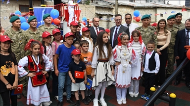 Kosovo: Turski vojnici izgradili školsko igralište za decu opštine Dragaš