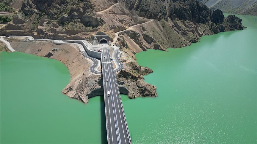 Yusufeli-Artvin kara yolunu 15,5 kilometre kısaltan Yusufeli Merkez Viyadüğü hizmete açıldı