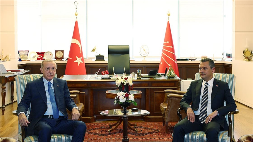 Cumhurbaşkanı Erdoğan, CHP Genel Başkanı Özel'i CHP Genel Merkezi'nde ziyaret etti 
