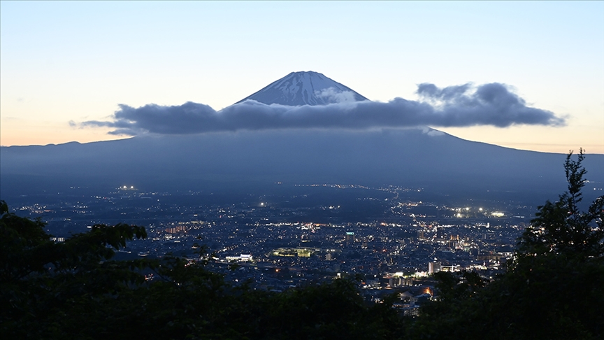 Japonya'da daireleri satışa hazır apartman "Fuji Dağı" manzarasını engellediği gerekçesiyle yıkılacak