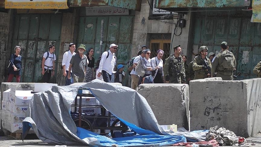 Izraelitët të cilët uzurpuan tokat palestineze bastisën një qytezë në Bregun Perëndimor