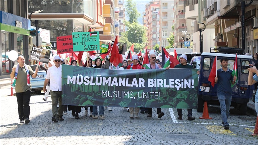 Rize'de öğretmen ve öğrenciler "sessiz yürüyüş"le İsrail'i protesto etti