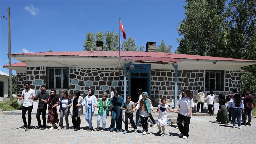 Muş'ta üniversite öğrencilerinden oluşan "bakım ve eğlence timi" işbaşında