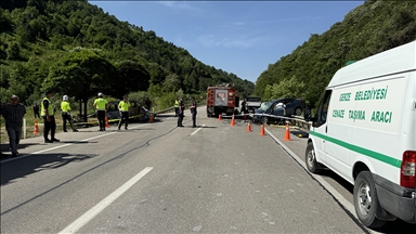Sinop'ta otomobil ile hafif ticari aracın çarpışması sonucu 3 kişi öldü, 3 kişi yaralandı