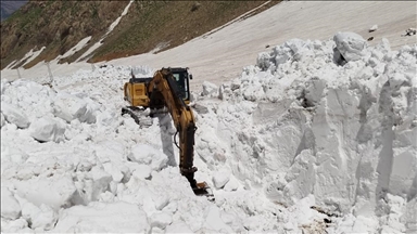 Hakkari'de üs bölgelerinin yolunda karla mücadele çalışmaları devam ediyor
