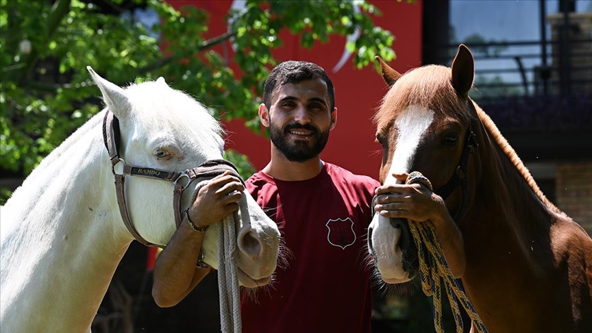 Antalya'da hayvanseverlerin yeni gözdeleri albino piton ve at