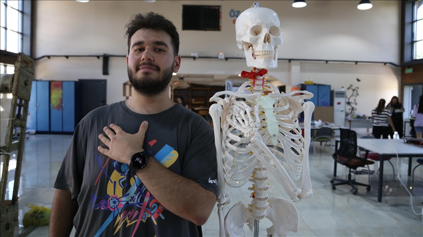 Malatya'da üniversiteliler geri dönüşüm malzemelerinden "Atıktan Sanata" sergisi açtı