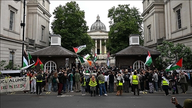 Londra'da üniversitelilerden Filistin eylemlerine katıldıkları için uzaklaştırılan arkadaşlarına destek