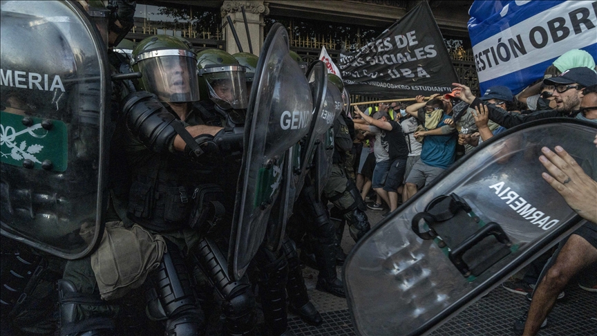 Protesters clash with security forces outside Argentine Congress amid debate on key gov't bill