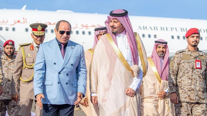 الرئيس المصري يصل إلى السعودية لأداء فريضة الحج