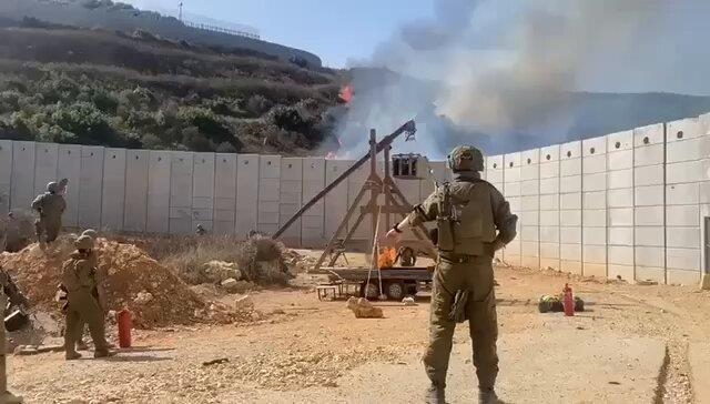 جنود إسرائيليون يستخدمون المنجنيق لإحراق أراض جنوب لبنان