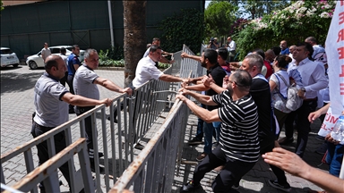 İzmir Büyükşehir Belediyesinde iş bırakan memurlar, eylemlerine devam ediyor