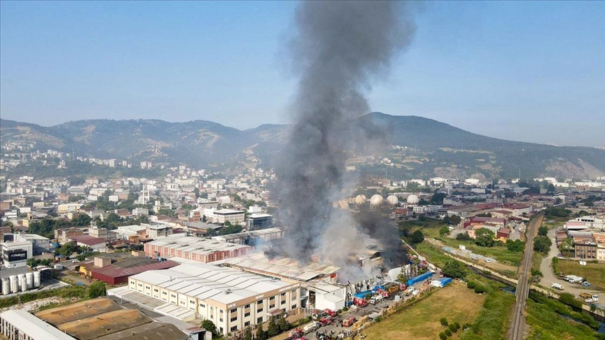 Samsun'da iki fabrikada etkili olan yangın 6 saat sonra kontrol altına alındı