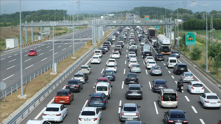 Bayram tatili dolayısıyla yollarda trafik yoğunluğu yaşanıyor