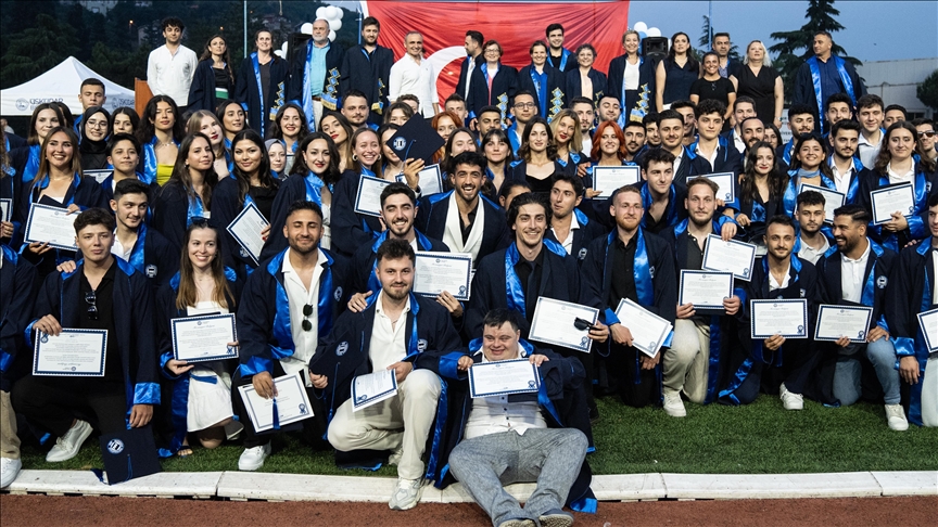 Down sendromlu eski milli jimnastikçi Canbulat, antrenörlük bölümünden mezun olma sevinci yaşadı