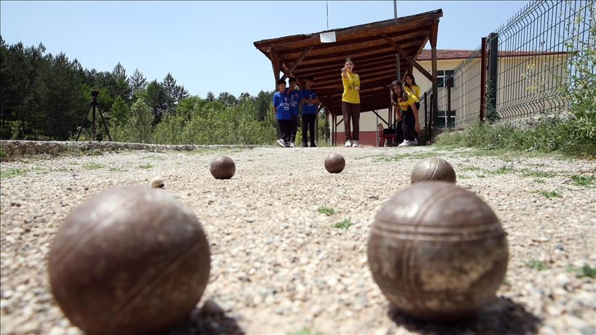 Yemekhane ve boş sınıfta çalışarak bocce ve curlingde Türkiye dereceleri elde ettiler