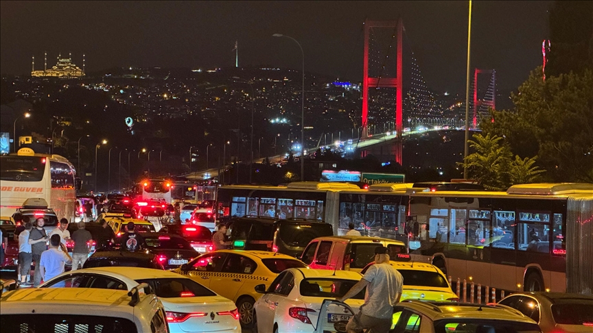 Tedbir amacıyla trafiğe kapatılan 15 Temmuz Şehitler Köprüsü, tekrar trafiğe açıldı