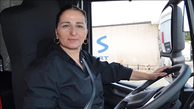 Çocukluk hayalini gerçekleştiren kadın tır şoförü, Avrupa yollarını aşındırıyor
