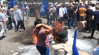 Tensione në protestën para Bashkisë së Tiranës