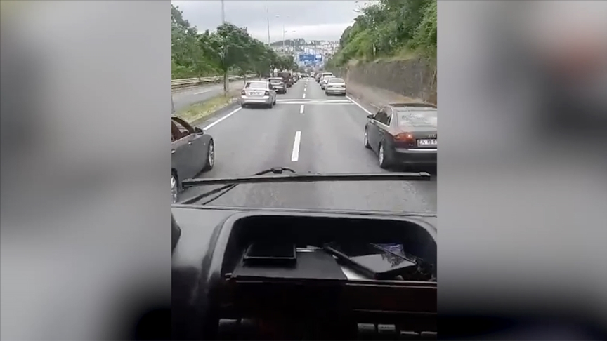 Zonguldak'ta trafikte kaza yerine ulaşmaya çalışan itfaiyeye fermuar yöntemiyle yol verilmesi kamerada