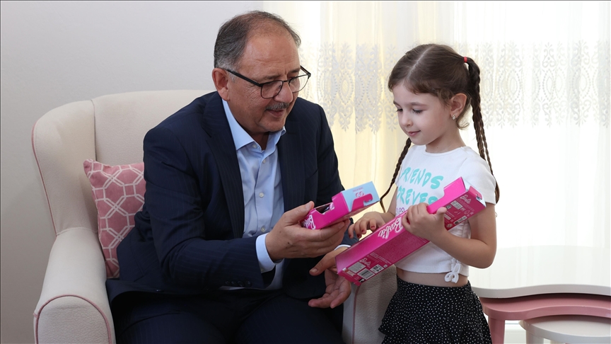 Bakan Özhaseki'den "Yerinde Dönüşüm Projesi" ile evini yapan Şahin ailesine ziyaret