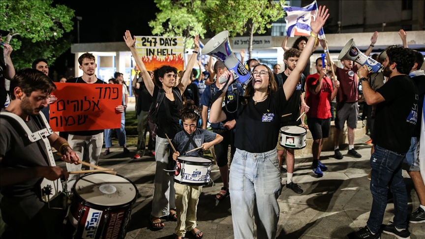 Thousands of Israelis take to streets to demand hostage swap deal, dismissal of Netanyahu gov't Thousands of Israelis take to streets to demand hostage swap deal, dismissal of Netanyahu gov't