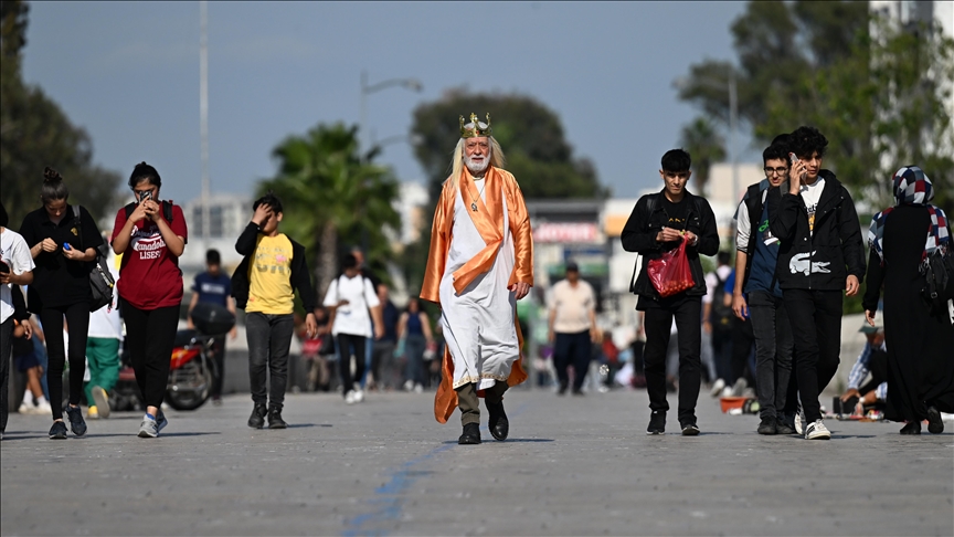 "Adana Kralı" gönüllü olarak kentin tanıtımı için çalışıyor