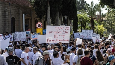 ذوو الأسرى الإسرائيليين بغزة يطالبون بإنهاء الحرب ضمن صفقة تبادل