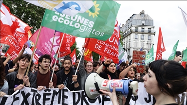 Fransa'da vatandaşlar erken seçim öncesi aşırı sağa karşı sokağa indi