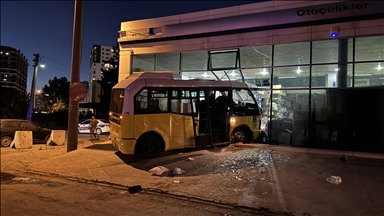 Bursa'da otomobil ile minibüsün çarpıştığı kazada 12 kişi yaralandı