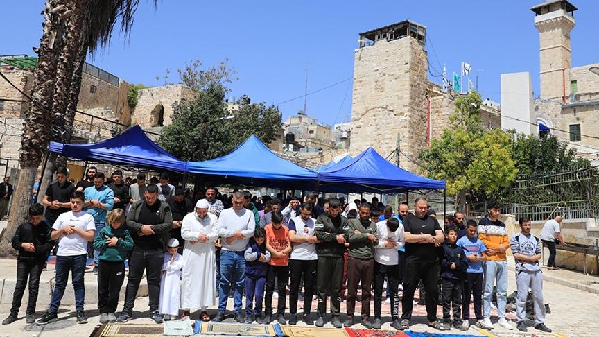 رغم تضييق إسرائيلي.. آلاف يؤدون صلاة عيد الأضحى بالمسجد الإبراهيمي