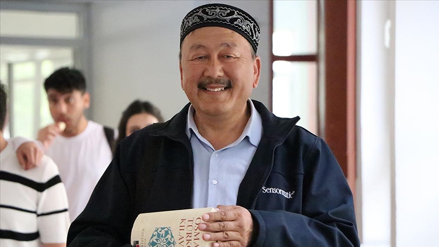 Kazak Türkü 62 yaşında üniversite okuyarak köklerini öğreniyor
