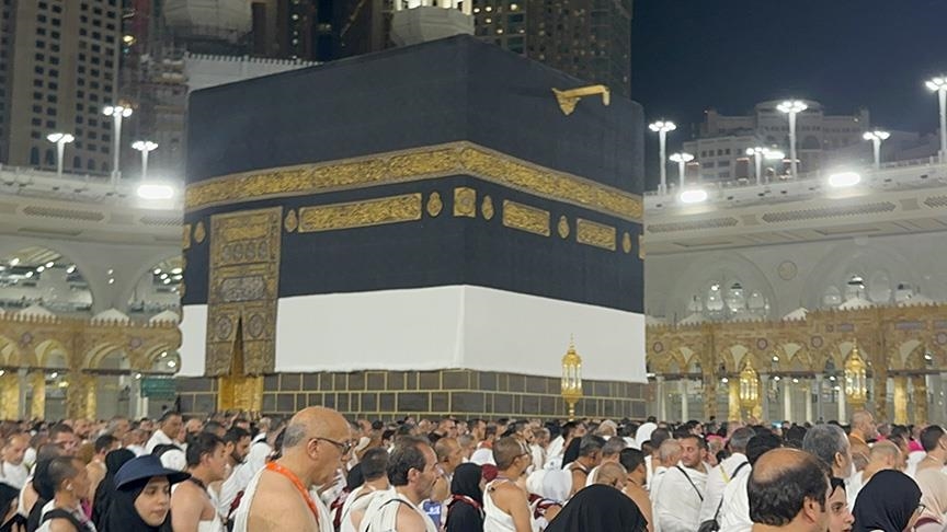 الحجاج يبدأون طواف الإفاضة حول بيت الله الحرام