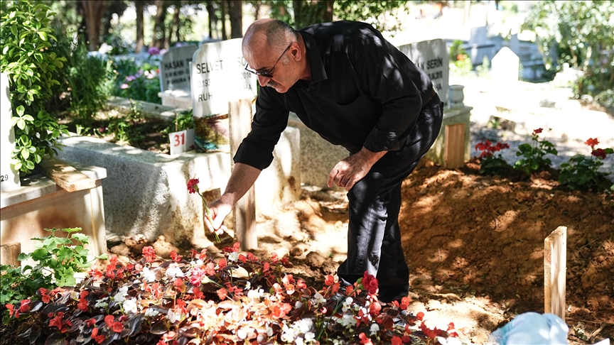 Eyüpsultan'daki kazada hayatını kaybeden Oğuz Murat Aci'nin babası oğlunun kabrini ziyaret etti