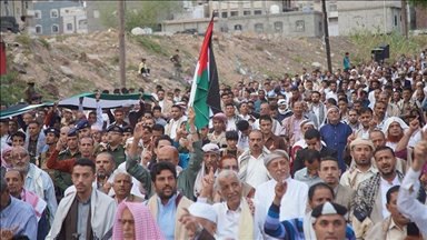 هتفوا دعما لغزة.. آلاف اليمنيين يؤدون صلاة الأضحى بتعز