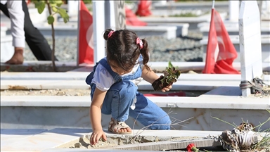 Depremlerden etkilenen Hatay'da mezarlıklar ziyaret edildi